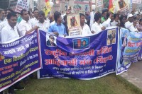 संविधान की प्रति जलाने पर काशी में आक्रोश