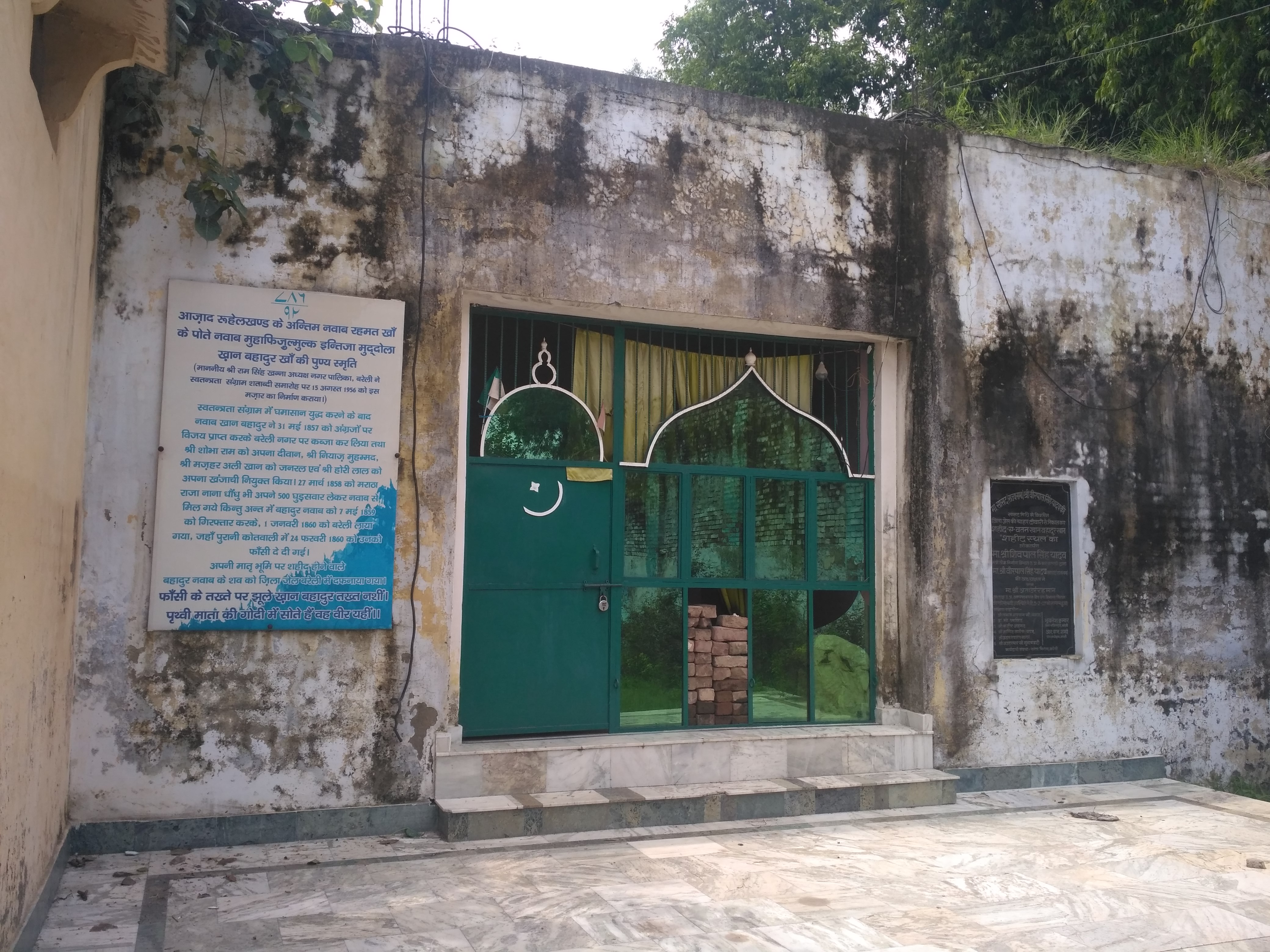 पत्रिका इम्पेक्ट- खान बहादुर खान की मजार पर नगर निगम और जनसेवा टीम ने की सफाई