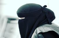 british bus driver shouted a naqab wearing women to remove it