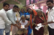 मोबाइल लेने वितरण केंद्र तक पहुंच रहे