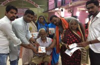 मोबाइल लेने वितरण केंद्र तक पहुंच रहे