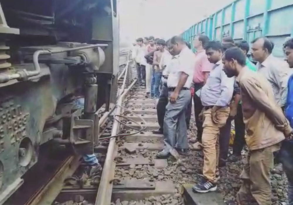 train engine derailment in kanpur hindi news