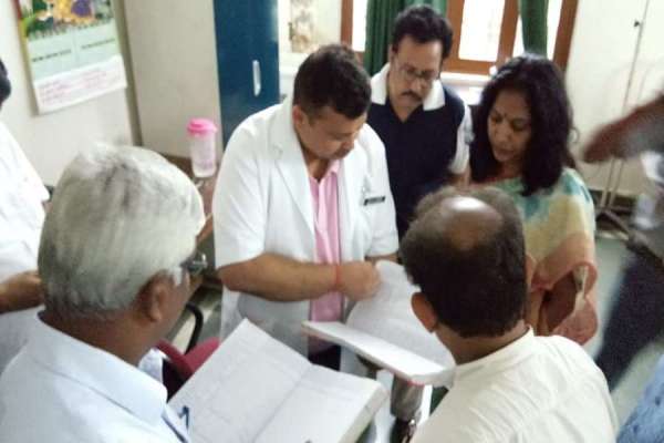 चिकित्सा अधीक्षक प्रो वीएन मिश्र का बरकछा दौरा