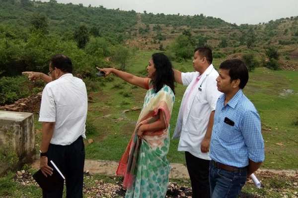 चिकित्सा अधीक्षक प्रो वीएन मिश्र का बरकछा दौरा