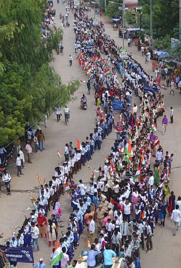 aasamaan, gunjate, joshile, naare, bhaarat, aan, baan, shaan, pratik, tirange