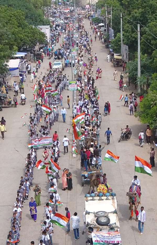aasamaan, gunjate, joshile, naare, bhaarat, aan, baan, shaan, pratik, tirange