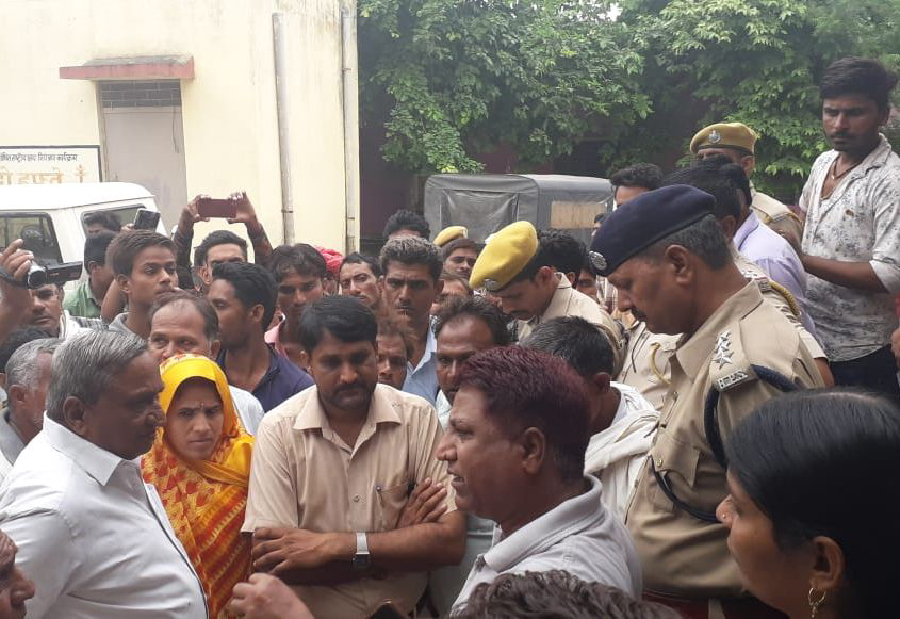 chhaatraavaas mein chhaatra kee maut, aakroshit parijanon ka hangaama