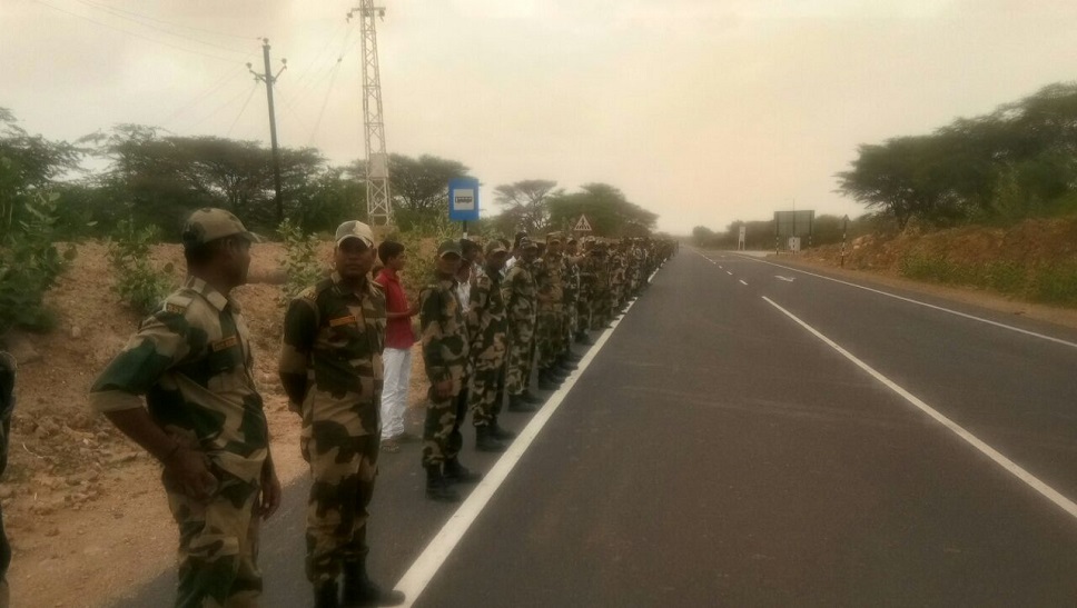 Great enthusiasm in ''sahadat ko salaam'' human chain in jaisalmer