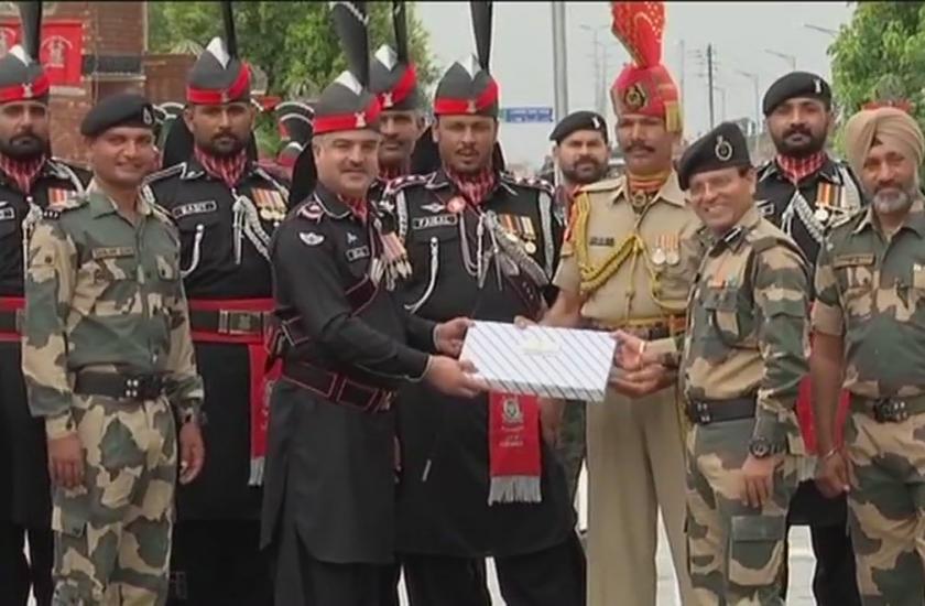 pakistan exchange sweets with indian army at 72nd independence day