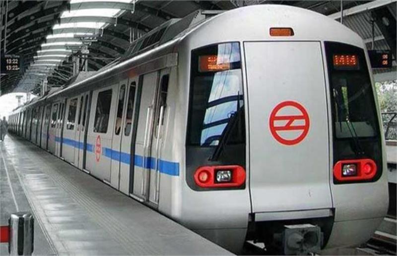 DMRC ने स्वतंत्रता दिवस के अवसर पर चलाई स्पेशल ट्रेन, स्लोगन के साथ दिखेंगी शहीदों-स्मारकों की तस्वीरें