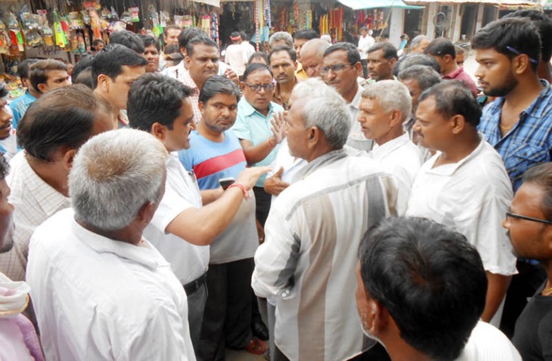 shopkeepers-protest-against-encroachment-in-diggi-kalyan-temple