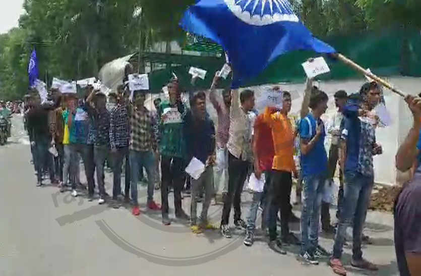 जंतर मंतर पर संविधान की प्रतियां जलाने के विरोध में प्रदर्शन, रैली निकाल किया प्रदर्शन