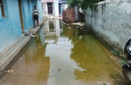 इन वार्डों की गलियों में भरा पानी, ग्रामीण खुद मिट्टी पाटकर कर रहे आवागमन