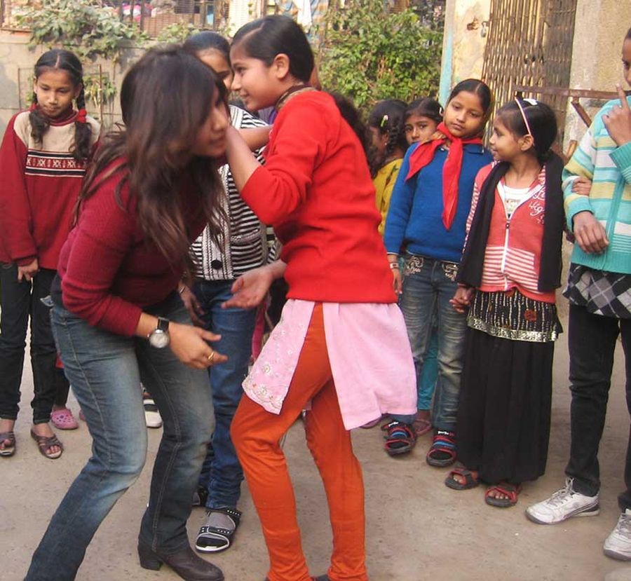 बेटियां सीख रही आत्मरक्षा के गुर