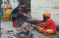 गली-गली में घूमते दिखे सपेरे, लोगों ने नागदेवता की श्रद्धा के साथ की पूजा-अर्चना