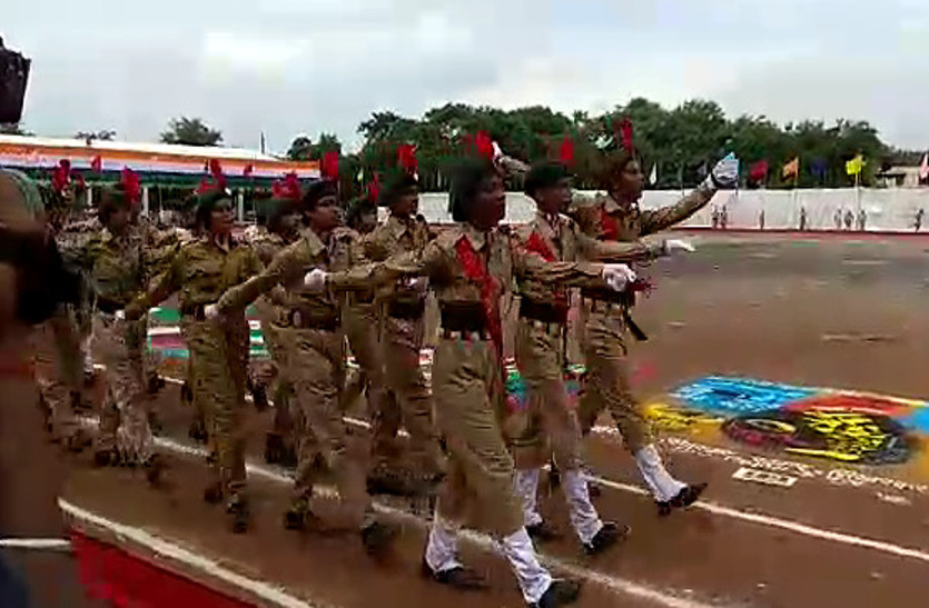 Video Gallery : मिनी स्टेडियम में पुलिस जवानों के साथ एनसीसी के जवान व स्कूली बच्चों ने किया परेड
