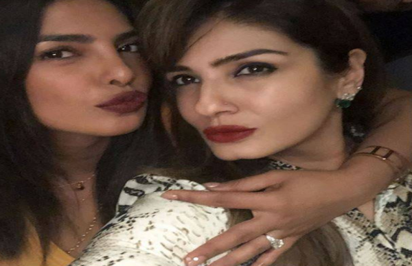 आखिर सामने आ ही गई प्रियंका की एंगेजमेंट रिंग की तस्वीर!, रवीना संग सेल्फी में आई नजर