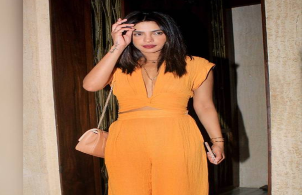 आखिर सामने आ ही गई प्रियंका की एंगेजमेंट रिंग की तस्वीर!, रवीना संग सेल्फी में आई नजर