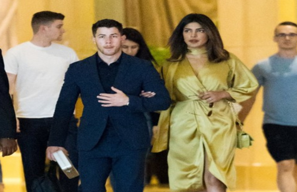 आखिर सामने आ ही गई प्रियंका की एंगेजमेंट रिंग की तस्वीर!, रवीना संग सेल्फी में आई नजर