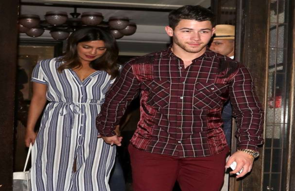 आखिर सामने आ ही गई प्रियंका की एंगेजमेंट रिंग की तस्वीर!, रवीना संग सेल्फी में आई नजर