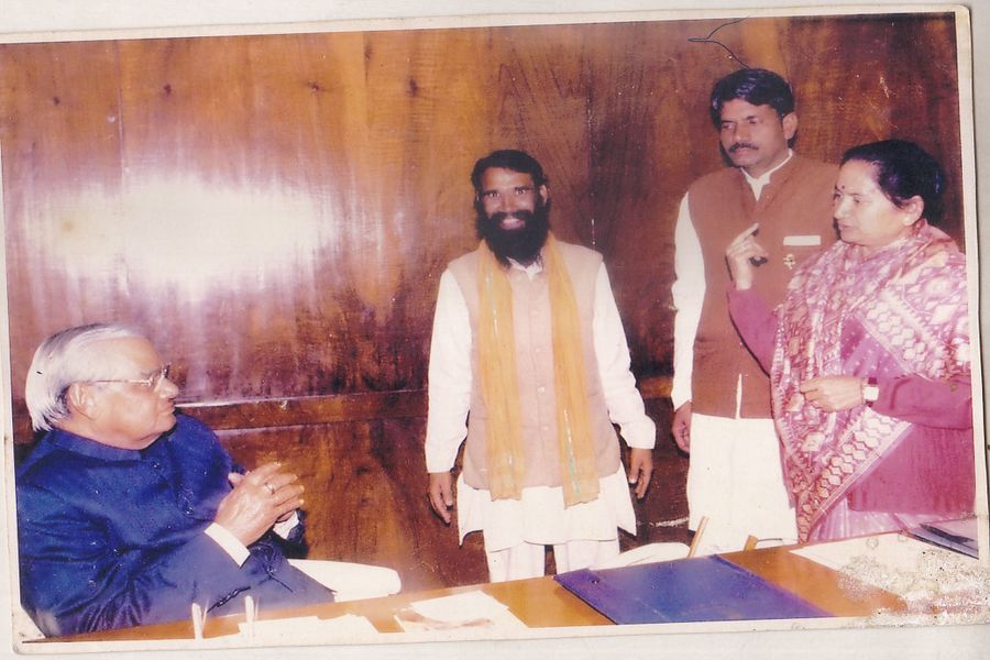 वाजपेयी से जुड़े संस्मरण: 1996 में तीसरी बार सरकार बनने पर वाजपेयी से मुलाकात के बाद पहनी थी चप्पल