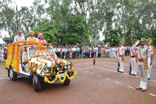 रिमझिम बारिश के बीच हुई मुख्य परेड, देखें स्वतंत्रता दिवस का उल्लास