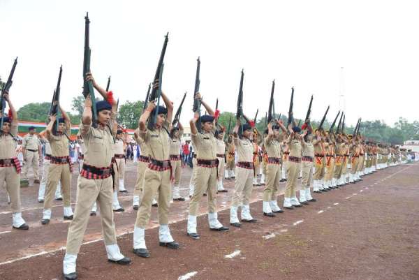 रिमझिम बारिश के बीच हुई मुख्य परेड, देखें स्वतंत्रता दिवस का उल्लास