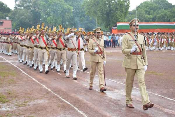 रिमझिम बारिश के बीच हुई मुख्य परेड, देखें स्वतंत्रता दिवस का उल्लास