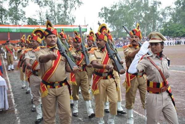 रिमझिम बारिश के बीच हुई मुख्य परेड, देखें स्वतंत्रता दिवस का उल्लास