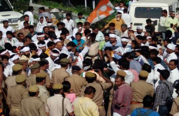 BJP के गढ़ में कांग्रेस और किसानों का हल्ला बोल