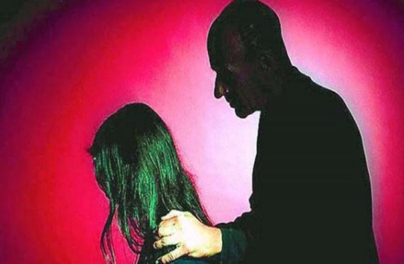 चॉकलेट के बहाने 10 साल की छात्रा से हेडमास्टर ने कर दी गंदी हरकत, अब हो रहा यह