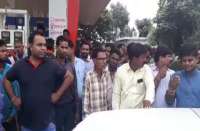 पेट्रोल की जगह पानी देख भड़के लोग, शिकायत के बाद पेट्रोल पंप किया गया सील