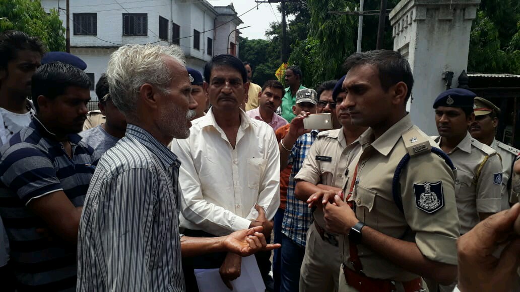 Elderly attempted suicide in front of SP office