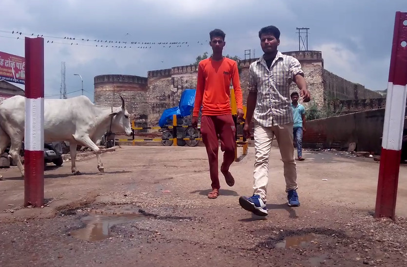 bad condition of roads in Bharatpur