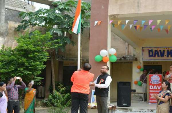 Photo Gallery : भाईचारा, एकजुटता और पारस्परिक सौहार्द्र के साथ जिले में सादगीपूर्वक मना स्वतंत्रता का पर्व