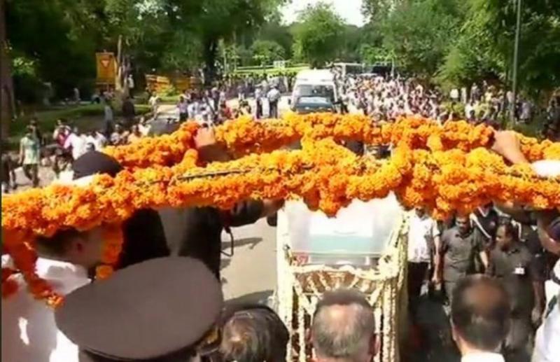 अलविदा वाजपेयी: अंतिम यात्रा में उमड़ा जन सैलाब, यातायात पुलिस ने जारी की ट्रैफिक एडवाइजरी