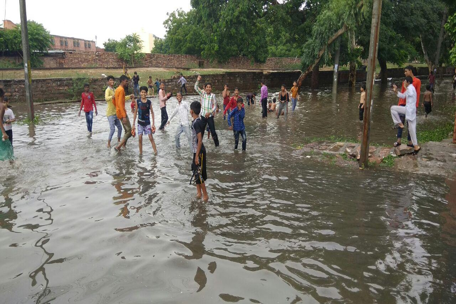 जोधपुर में कुछ देर हुई झमाझम ने बढ़ाई उमस, सड़कों पर पानी और पसीने ने किया परेशान
