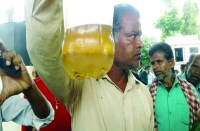 पेट्रोल के साथ पानी स्पष्ट रूप दिख रहा