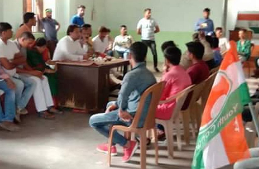 sidhi youth congress fight with each other and throw chairs