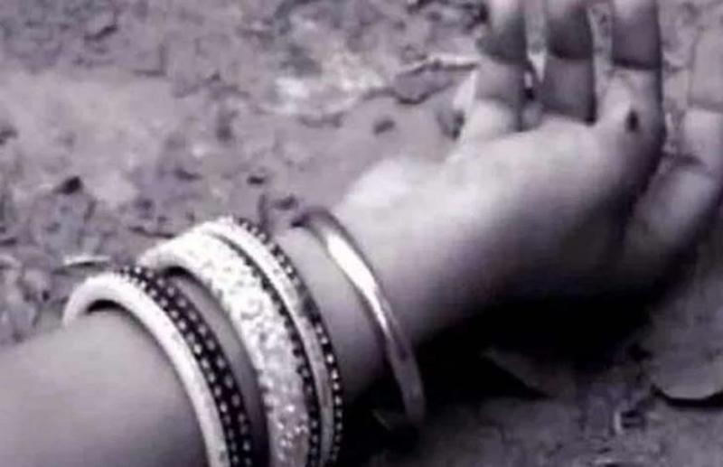 दिल्ली: एक शख्स ने पत्नी और 10 माह के बच्चे को दूसरी मंजिल से नीचे फेका, भाभी ने दिया साथ