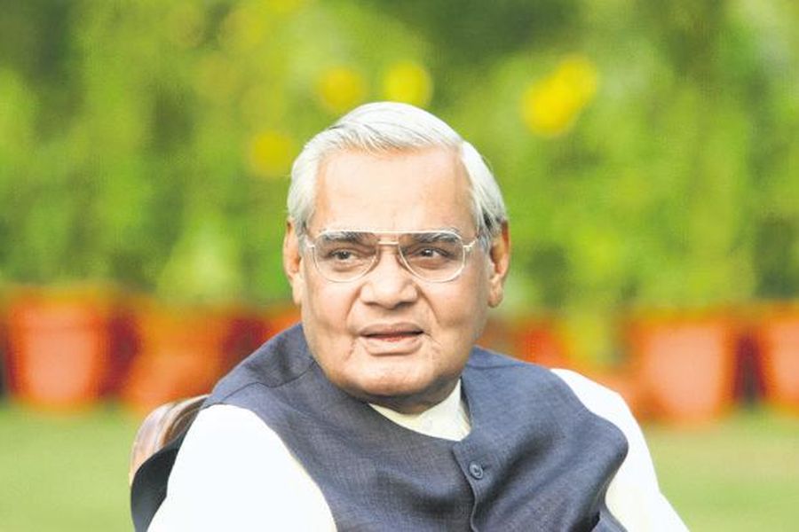 video: मिट्टी में पूर्व प्रधानमंत्री वाजपेयी जी की तस्वीर बनाकर कुछ यूं श्रद्धांजलि दी पुष्कर के इस लड़के ने