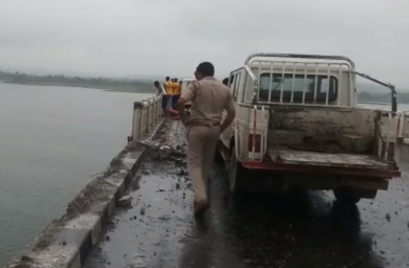 truck fall in Mahi river