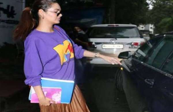 Bollywood actress esha gupta new pics goes viral