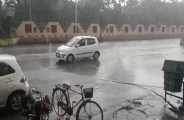Video Gallery : आसमान में छाए काले बादल, फिर कुछ देर के लिए जमकर बरसे बादल