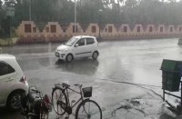 Video Gallery : आसमान में छाए काले बादल, फिर कुछ देर के लिए जमकर बरसे बादल