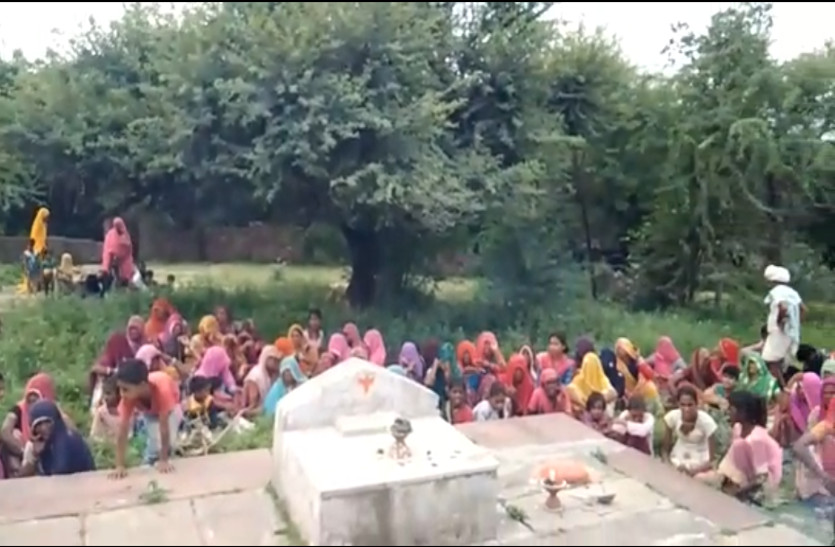 people doing prayers and worships for good rain in Bhilwara
