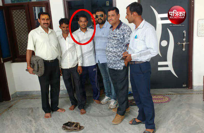 Arrested Two people, including Patwari, taking bribe of ten thousand