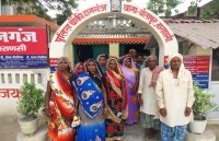 दानगंज पुलिस चौकी पर प्रदर्शन करते ग्रामीण