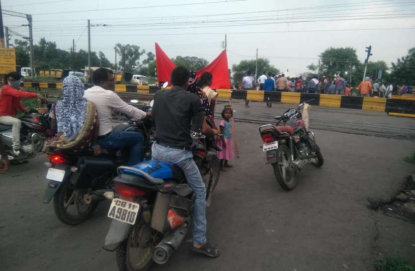 फाटक बंद होने से लोगों को हुई परेशानी, खैरा होकर जांजगीर का तय करना पड़ा सफर