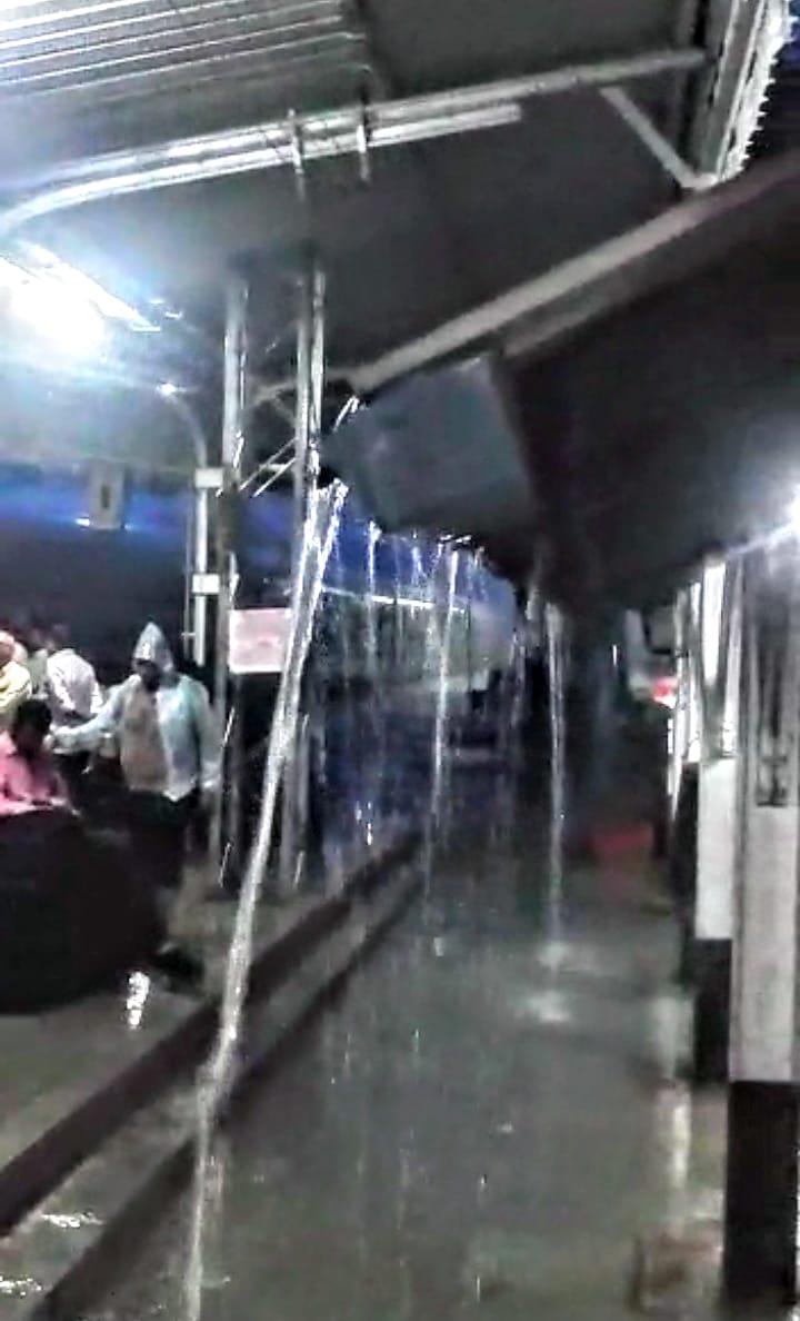 रेलवे स्टेशन के प्लेटफार्म पर बारिश का पानी भराने से यात्री परेशान